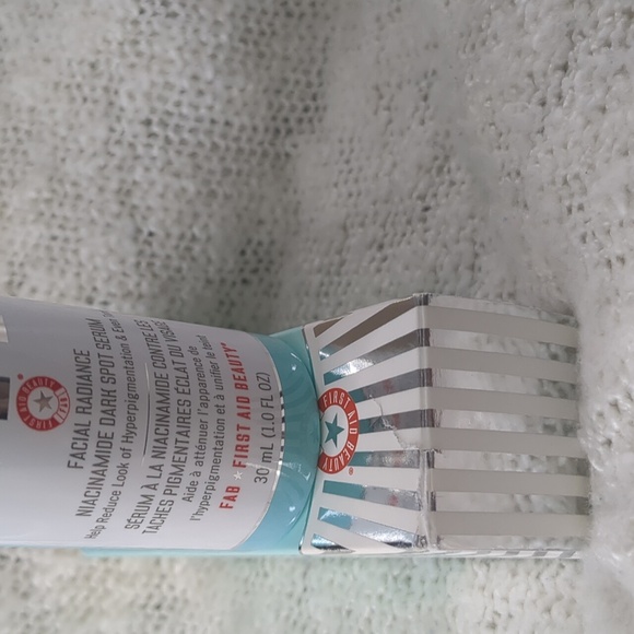 First Aid Beauty Facial Radiance Niacinamide Dark Spot Serum, 30ml/1.0f oz - Picture 10 of 16